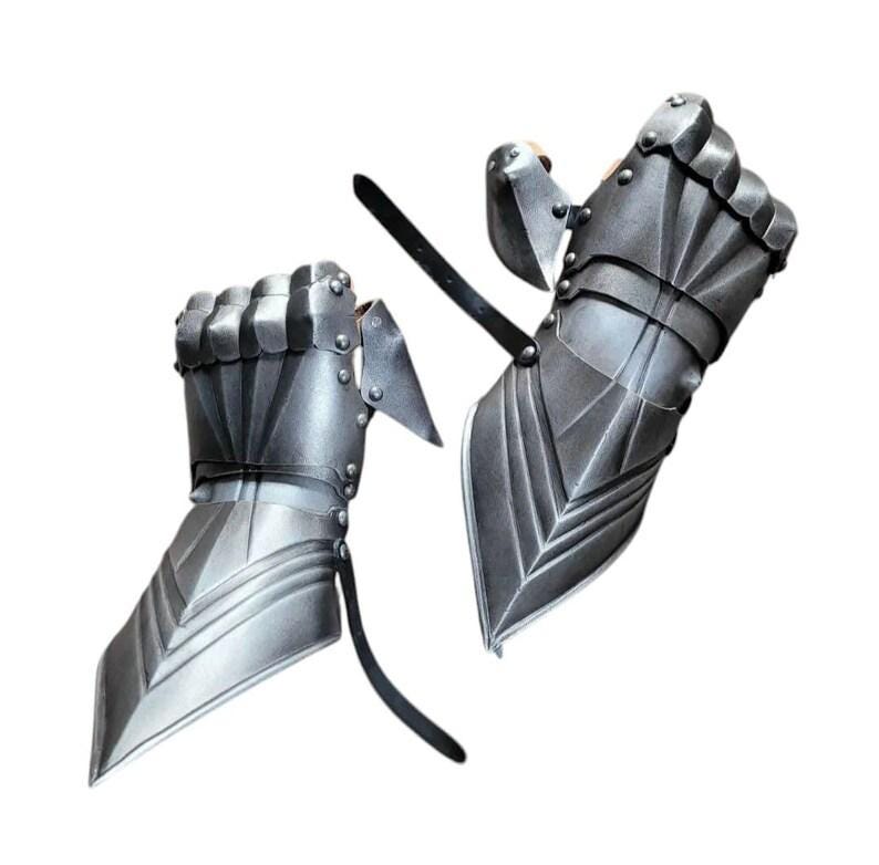 Complete black gothic knight armor set displayed with sword, chainmail, and full body coverage, ideal for LARP, cosplay, or collectors.
