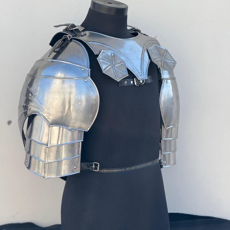 LotR cosplay armor featuring Medieval Battle Knight steel pauldrons and gorget set