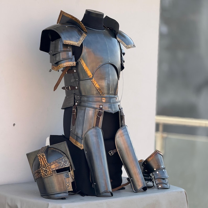 Side profile of LOTR Dwarven knight armor showing pauldrons and greaves