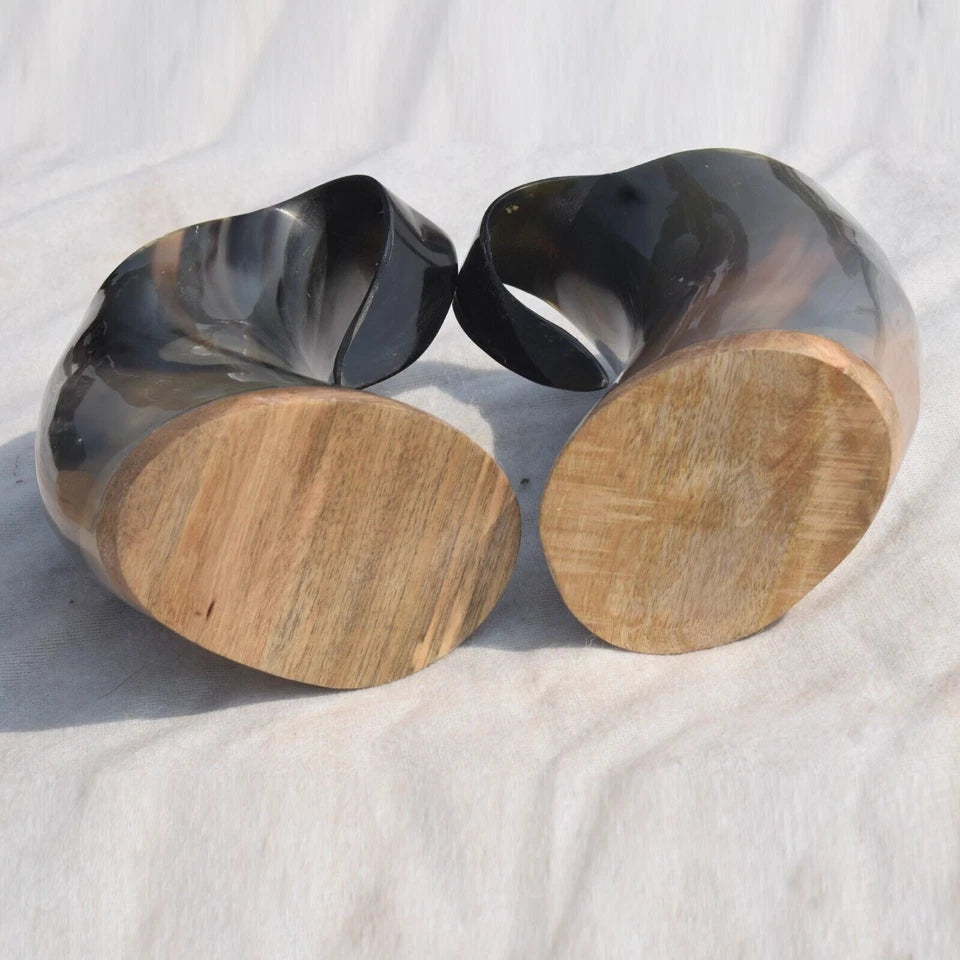 Boccale da birra in corno vichingo fatto a mano Artisans Hub con fondo in legno massello - Set di 2