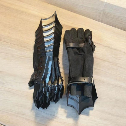 Black and silver Nazgûl gauntlets ideal for gothic Halloween costumes