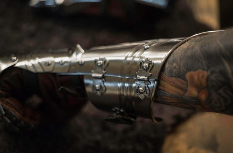 Gothic Gauntlets on display – Ideal for Medieval Decor & Collectors