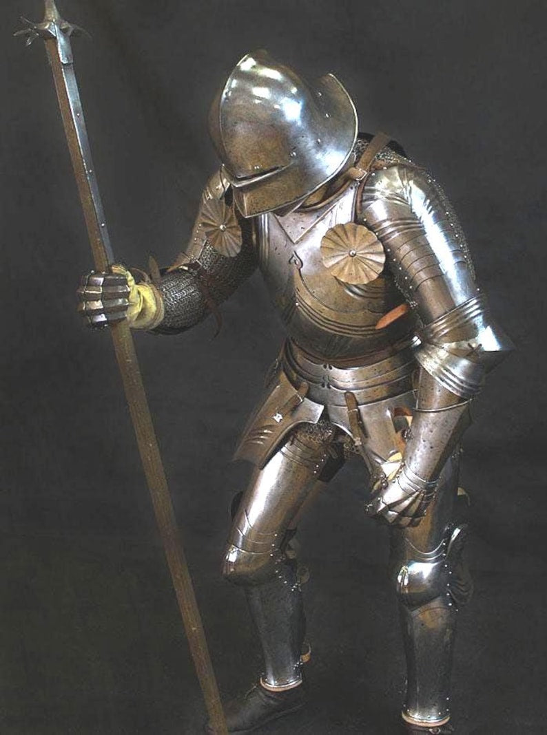 Gothic Knight Armor with Fluted Pauldrons and Besagews