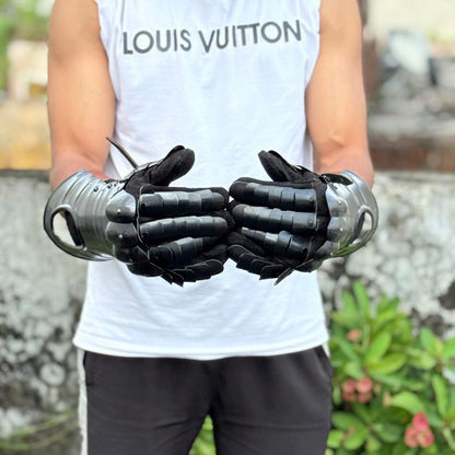 Gothic spiked armor gloves ideal for fantasy collectors and medieval reenactment enthusiasts