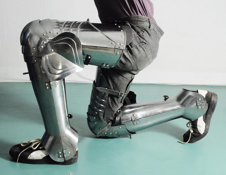 Medieval Full Leg Guard Knight Armor – Detailed View of Greaves & Cuisses for Cosplay & Collectors