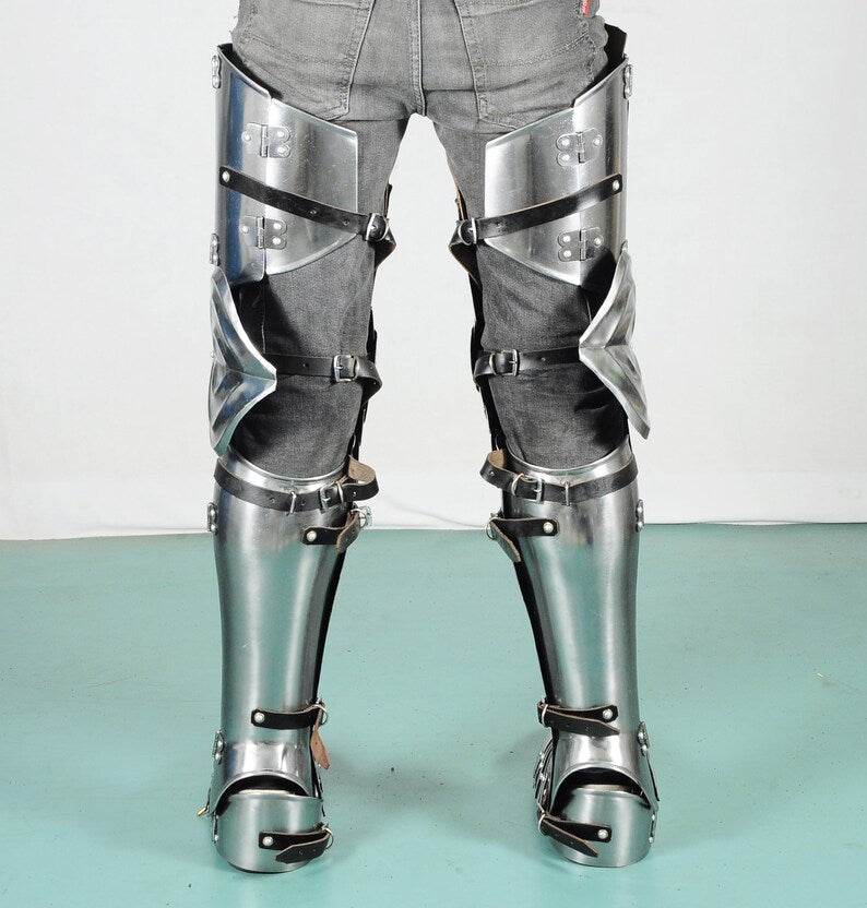 Medieval Steel Leg Armor – Detailed View of Greaves, Cuisses & Sabatons for Collectors and Cosplay