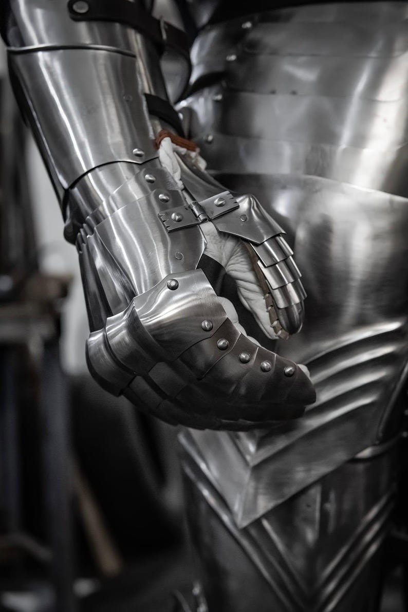 Medieval Knight Armor with Articulated Steel Gauntlets