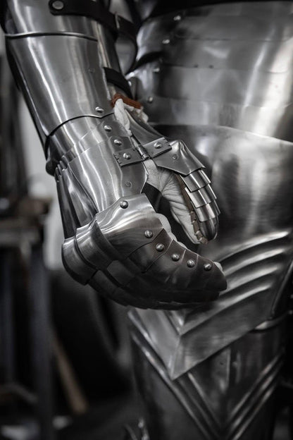 Medieval Knight Armor with Articulated Steel Gauntlets