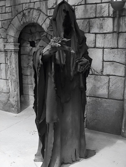 Front view of Nazgûl full costume featuring blackened armor, spiked pauldrons, and tattered cloak—perfect for LOTR cosplay or Halloween.

