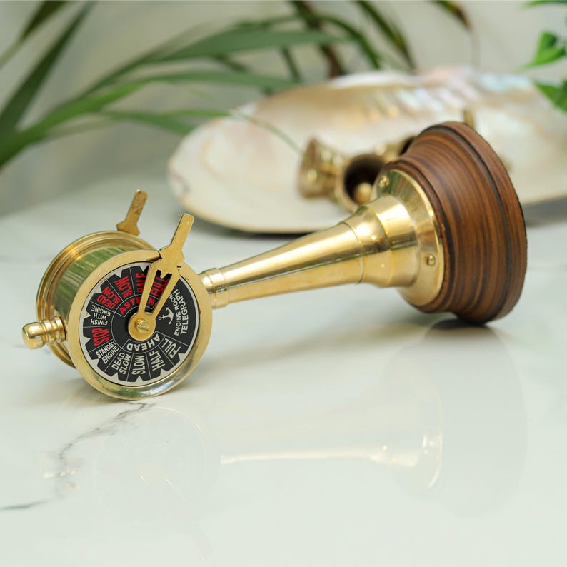 Ship throttle replica with movable lever – authentic brass engine room telegraph décor.
