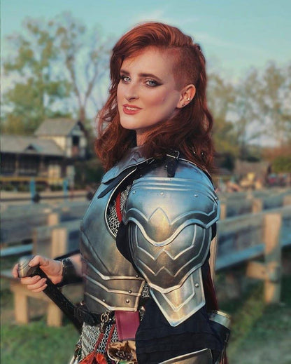 Elegant white rose detail featured on the shoulder of the female knight armor, symbolizing nobility, honor, or lost love.

